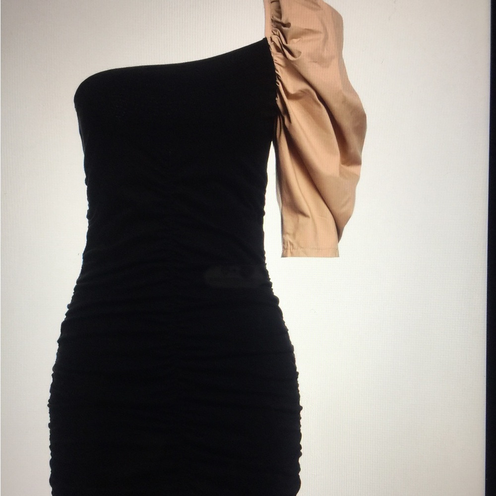 HaveOne fitted one shoulder dress.